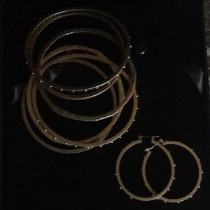 Gap earrings & bracelets set like new